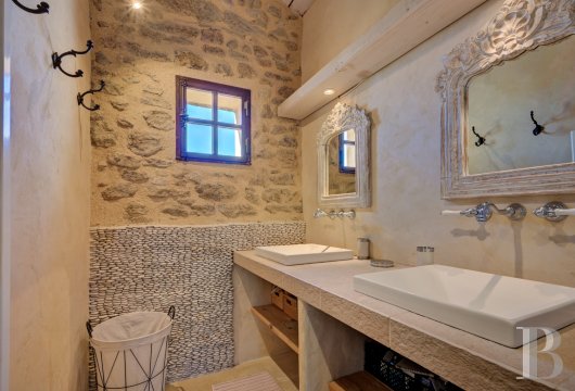 Dans le Vaucluse, aux environs de Beaumes-de-Venise,  une ancienne ferme du 18e siècle bordée de vignes - photo  n°33